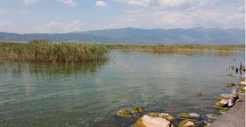  Der ruhige See Doirani in Korona, der 2002 für Fisch-und Froschregen infolge eines Tornados sorgte. ( Lizenzdoku: Shutterstock-Electrofear Digital Art )