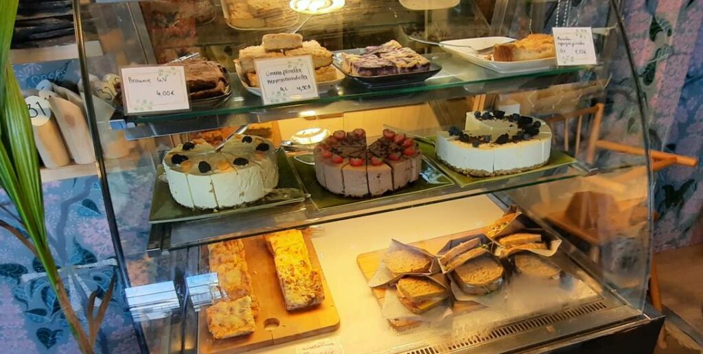Die Torten und Kuchen im Café KATTO. Man darf übrigens mehrmals bestellen. Das nimmt einem auch keiner krumm.