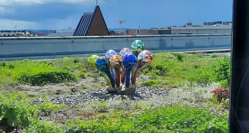 Die Plastik "Fancy Garden I" von Janne Rahunen auf dem Roof-Top des Finlayson-Gebäudes im Café KATTO.