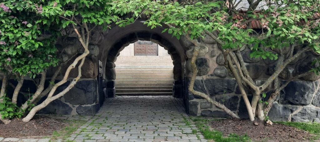 Die Kathedrale von Tampere: ein Foto, wie man es sicher in keinem Touristen-Prospekt finden wird. Dieser verwunschene Eingang, der mehr an das Land der Halblinge erinnert als an Finnland, führt zur Kathedrale hinauf.