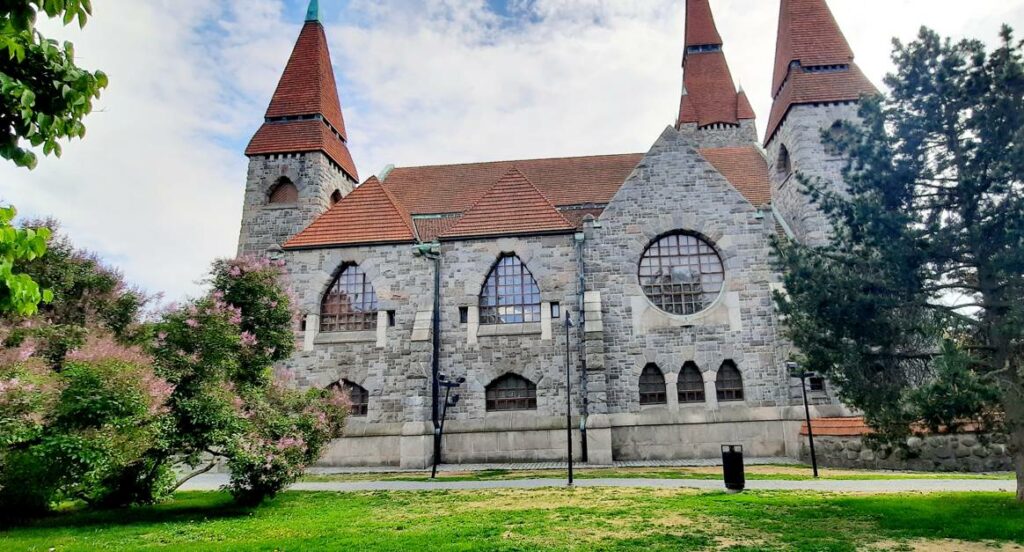 Hier ist die ungewöhnliche Form des Turms der Kathedrale von Tampere gut zu erkennen.