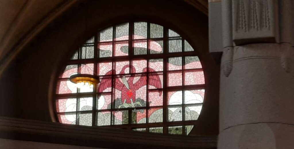 Eine der reich mit Glasmalereien verzierten Fenster der Kathedrale von Tampere.