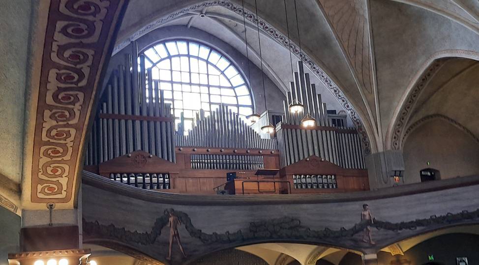 Die Hauptorgel der Kathedrale von Tampere aus dem Jahr 1929. Sie ist ein Werk des Orgelbauers Kangasalan Urkutehdas und verfügt über 73 Register auf drei Manualwerken und Pedal.