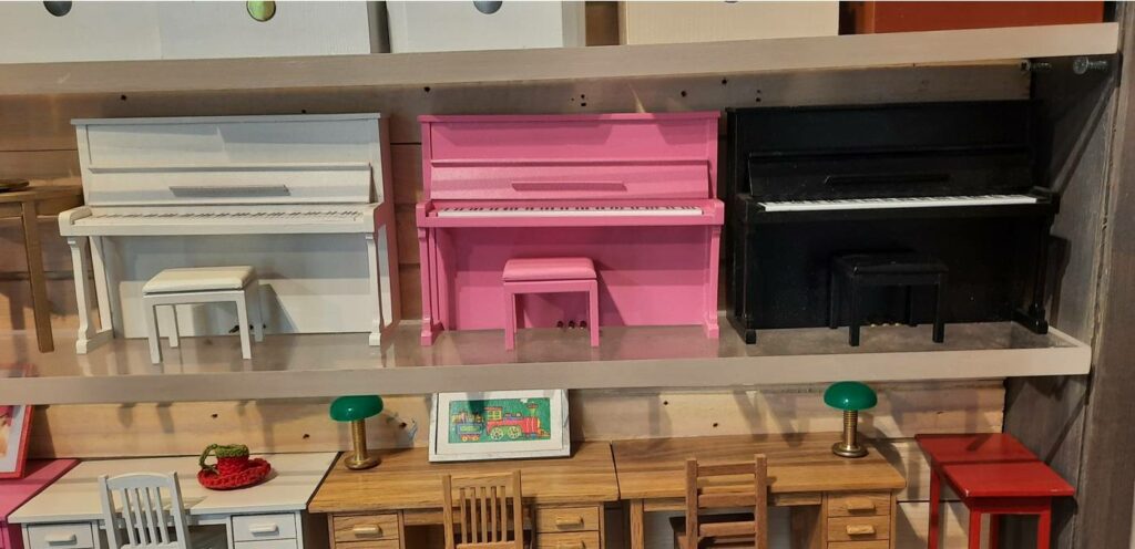 Ich habe keine Puppenstube. Aber das rosa Klavier... 35 Euro haben mich abgehalten. Es war ein Fehler! Ich hätte es kaufen sollen!