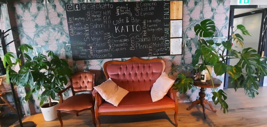 So sieht es aus, wenn man im Cafe & Bar KATTO ankommt. Ist das einladend?
