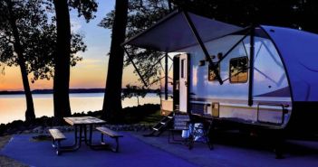 Energieunabhängiges Camping: Autarkie durch mobile (Foto: AdobeStock - dvande 361874372)