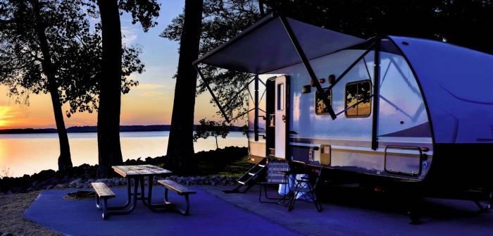 Energieunabhängiges Camping: Autarkie durch mobile (Foto: AdobeStock - dvande 361874372)