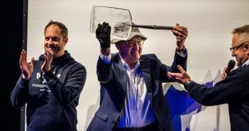 Bundesrat Guy Parmelin erhält Arosa Humorschaufel für feinen Sinn für (Foto: Arosa Humorfestival)