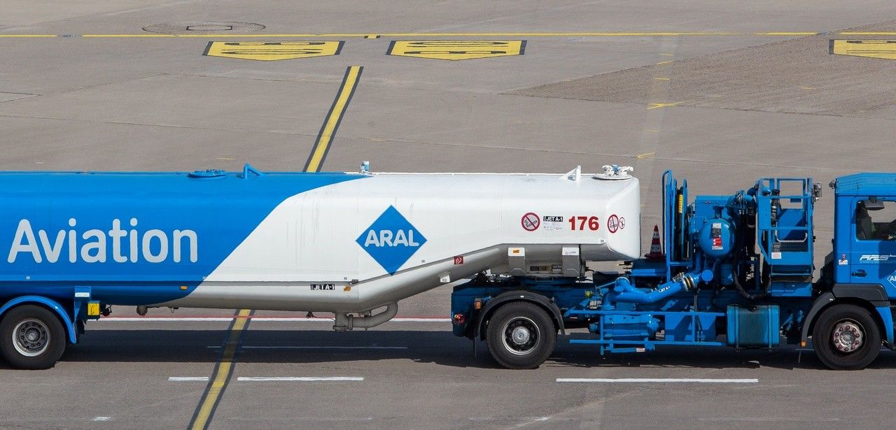Irankrieg treibt Spritpreise, Europas Kerosinvorräte drohen erschöpft zu (Foto: AdobeStock - Tobias Arhelger - 288129206)
