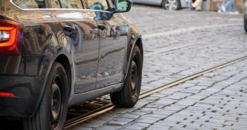 Sorgenfrei im Ausland fahren dank Vollkasko, Rechtsschutz und (Foto: AdobeStock -  Jorens - 1071431818)