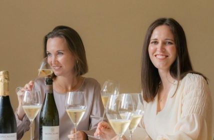 Julia und Karoline Walch eröffnen Weingut Moncalisse in (Foto: Intervinum AG)