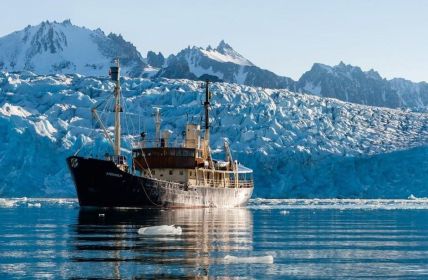 MS Stockholm Expedition: Zwölf Gäste erleben Spitzbergs eisverstärkte (Foto: Ulrich Kühn)