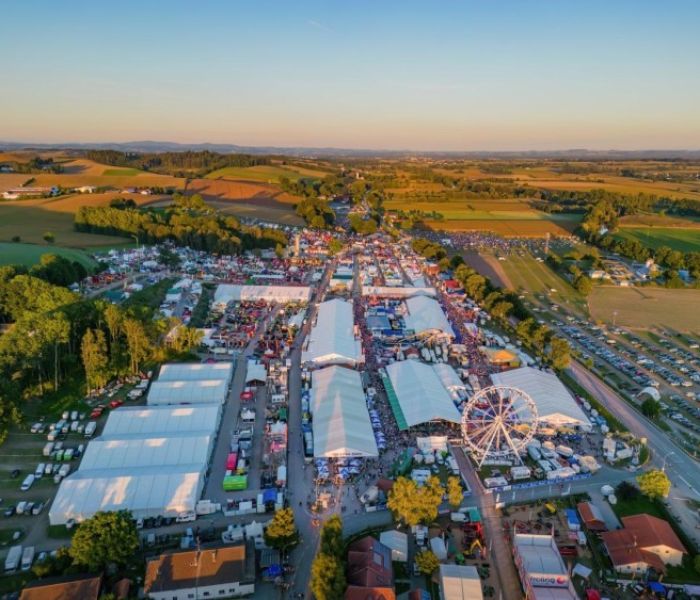Sechs Bierzelte, mehr als 75.000 Quadratmeter Ausstellungsfläche (Foto: Johann Dirschl. Gäste- & Kur-Service Bad Griesbach)